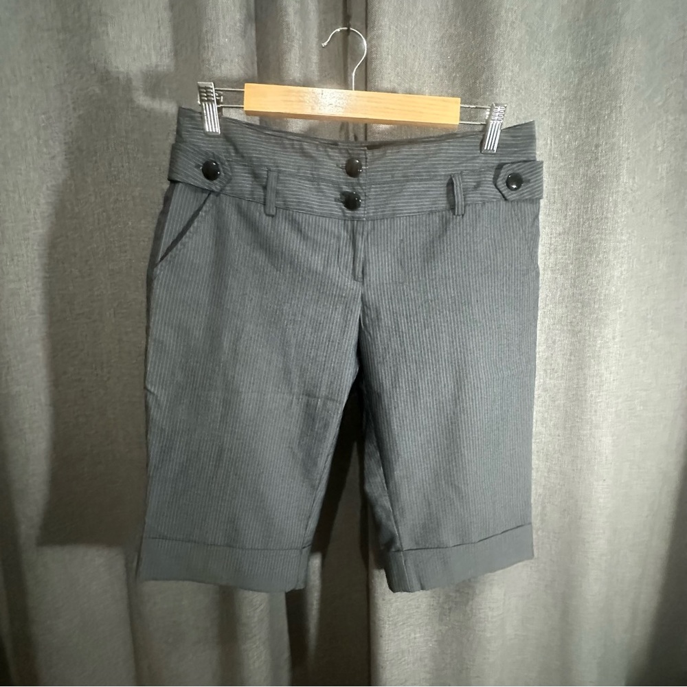 Tracy Evans Grey Low-Rise Capri Shorts – Purple Pinstripes & Belt Detail